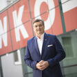 Wirtschaftskammer Kärnten Präsident Jürgen Mandl vor großem WKO-Logo