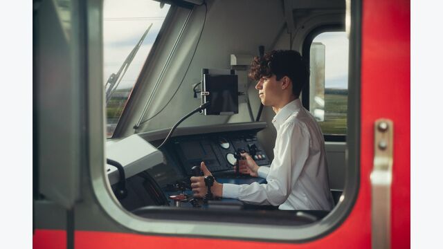 junger lokführer der öbb im führerhaus