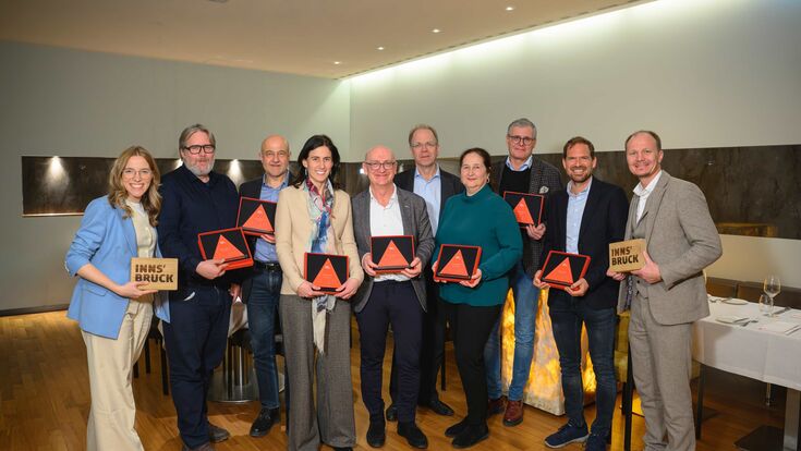 Gruppenfoto der Innsbruck Kongress Ambassadors mit Barbara Plattner, Geschäftsführerin von Innsbruck Tourismus, und Johannes Anzengruber, Bürgermeister der Stadt Innsbruck