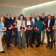 Gruppenfoto der Innsbruck Kongress Ambassadors mit Barbara Plattner, Geschäftsführerin von Innsbruck Tourismus, und Johannes Anzengruber, Bürgermeister der Stadt Innsbruck