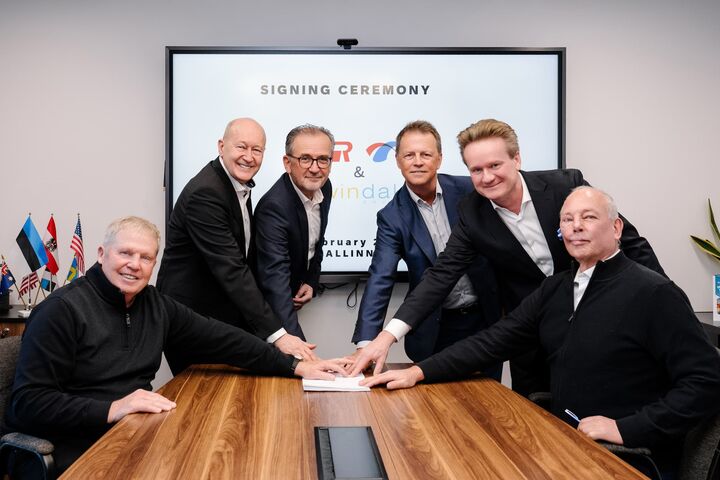 bei der unterzeichnung der übernahme von windak durch rosendahl nextrom: Dan Shelander (Windak USA), Siegfried Altmann (Rosendahl Nextrom CEO), Johann Jäkel
(Rosendahl Nextrom, Business Unit Director), Staffan Edström (früherer Windak CEO), Georg Knill (Rosendahl Nextrom, Eigentümer), Jan Naslund (Windak, Senior Engineer)