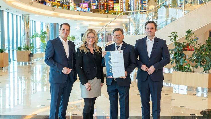 Stefan Krenn, Monica Rintersbacher, Ryszard Presch und Johannes Gratzl bei der Zertifikatsübergabe durch Leitbetriebe Austria an Novomatic 2026