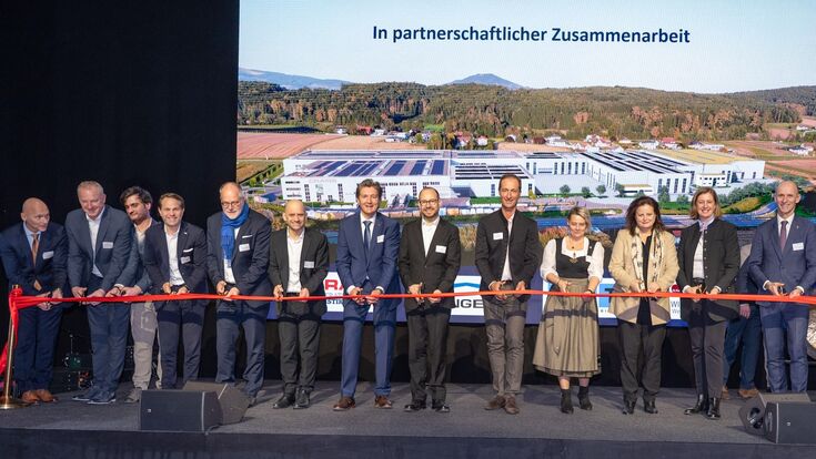 Bei der eröffnung der logistikhallen von craiss in weiz februar 2026 wird das rote band durchschnitten