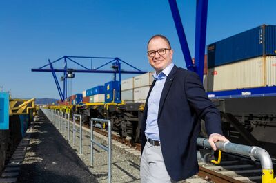 Ronald Kiss, Direktor Steiermärkische Landesbahnen, auf einem Güterbahnhof
