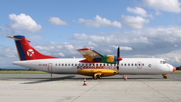 Eine ATR72-Maschine am Boden des Flughafens Linz