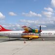 Eine ATR72-Maschine am Boden des Flughafens Linz