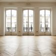 helles prunkvolles leerstehendes wohnzimmer mit großer fensterfront