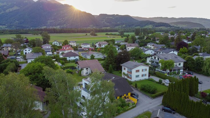 Luftbild von Meiningen im Rheintal, Dorf mit Einfamilienhäusern in Vorarlberg im Sonnenuntergang