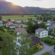 Luftbild von Meiningen im Rheintal, Dorf mit Einfamilienhäusern in Vorarlberg im Sonnenuntergang