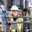 junge mitarbeiterin in schutzkleidung im betrieb beim tiroler industrieunternehmen SPIEGLTEC
