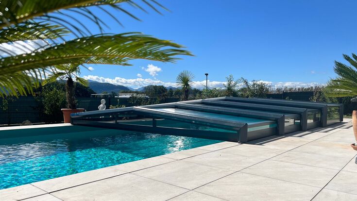 Terrasse mit Pool und schienenloser Poolüberdachung.