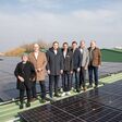 menschen auf photovoltaikanlage des unternehmens perlinger gemüse im burgenland