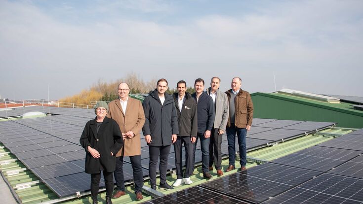 menschen auf photovoltaikanlage des unternehmens perlinger gemüse im burgenland