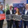Marcus Hofer (Geschäftsführer Standortagentur Tirol), Mario Gerber (Landesrat für Wirtschaft, Digitalisierung und Tourismus), Birgit Partl (rauchzeichen kids & Mitveranstalterin Kids Innovation Day 2026) und Anton Rieder (Vizepräsident Wirtschaftskammer Tirol) bewerben mit schildern die tiroler innovationswoche 2026