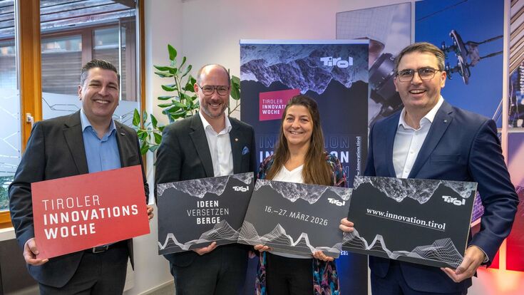 Marcus Hofer (Geschäftsführer Standortagentur Tirol), Mario Gerber (Landesrat für Wirtschaft, Digitalisierung und Tourismus), Birgit Partl (rauchzeichen kids & Mitveranstalterin Kids Innovation Day 2026) und Anton Rieder (Vizepräsident Wirtschaftskammer Tirol) bewerben mit schildern die tiroler innovationswoche 2026