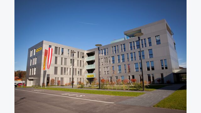 Außenansicht auf Palfinger AG-headquarters in bergheim bei salzburg