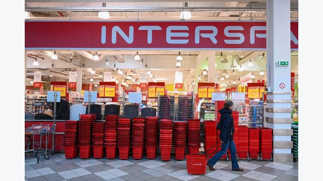 stapeln an einkaufskörben im eingang einer interspar filiale in ungarn