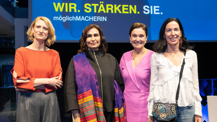 Moderatorin und ORF-Korrespondentin Katharina Wagner, Botschafterin Manizha Bakhtari, afghanische Botschafterin in Österreich, RLB OÖ-Vorständin Sigrid Burkowski, Regisseurin und RLB OÖ-Mitarbeiterin Natalie Halla