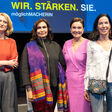 Moderatorin und ORF-Korrespondentin Katharina Wagner, Botschafterin Manizha Bakhtari, afghanische Botschafterin in Österreich, RLB OÖ-Vorständin Sigrid Burkowski, Regisseurin und RLB OÖ-Mitarbeiterin Natalie Halla