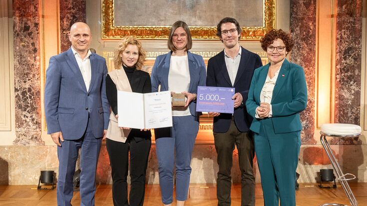 Bernhard Sagmeister (Geschäftsführer aws), Bundesministerin Eva-Maria Holzleitner, Sieger in der Kategorie Prototyp Kerrin Steensen und Thomas Werzer (imd BIOTECH GmbH), und Staatssekretärin Elisabeth Zehetner beim Phönix Gründungspreis 2026