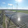 Drohnenaufnahme des Hybridkraftwerks in Parndorf, Burgenland