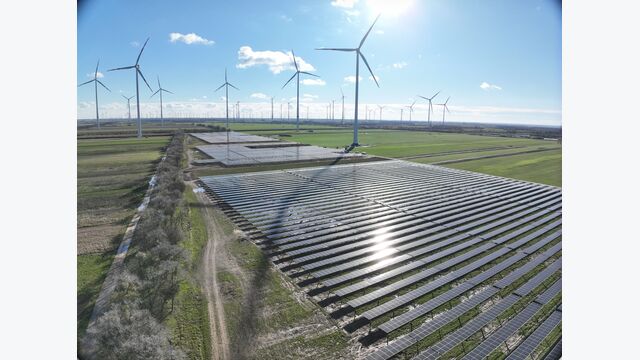 Drohnenaufnahme des Hybridkraftwerks in Parndorf, Burgenland