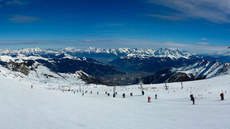 panoramabild von skifahrern auf schlepplift am verschneiten kitzsteinhorn in tirol