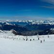 panoramabild von skifahrern auf schlepplift am verschneiten kitzsteinhorn in tirol