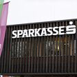 Das Logo der Sparkasse an einer Filiale in Klagenfurt, Kärnten