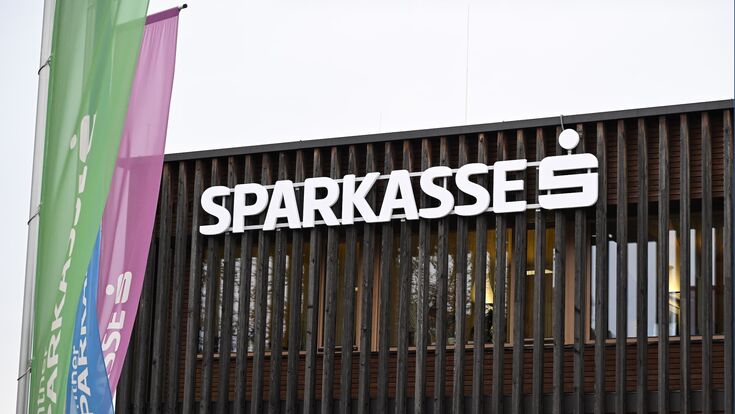 Das Logo der Sparkasse an einer Filiale in Klagenfurt, Kärnten