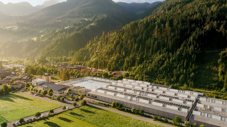Luftansicht auf Hauptsitz des Sonnenschutzherstellers Hella in Abfaltersbach, Osttirol, Österreich