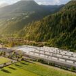 Luftansicht auf Hauptsitz des Sonnenschutzherstellers Hella in Abfaltersbach, Osttirol, Österreich
