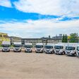 CNG-Lkws, die in Linz und Umgebung bestes Bier ausliefern, stehen vor der Brau Union im Halbkreis