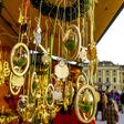 detail eines ostermarkt-standes mit holz-osterschmuck, im Hintergrund schloss schönbrunn in wien