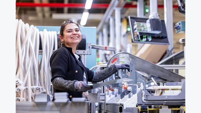 junge Mitarbeiterin in Produktion von BSH Hausgeräte GmbH
