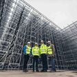 Josef Simon, Vorstand der NÖM AG; Gerald Klein & Roland Stichauner, Geschäftsführer der voestalpine Krems Finaltechnik GmbH und Christoph Posawetz, Projektleiter Logistik der Frischlogistik & Handel GmbH stehen vor im Bau befindlichen Hochregallager