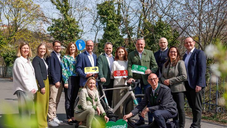 Gruppenfoto bei Pressekonferenz von Steiermark Tourismus GmbH zum Sommer 2026