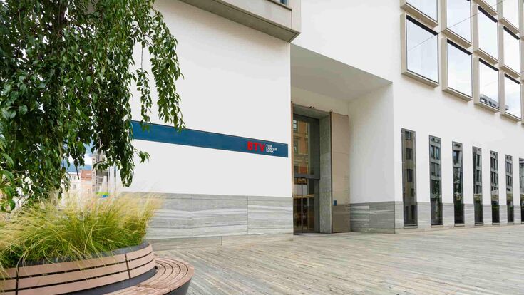 außenansicht auf die innsbrucker filiale der BTV vier länder bank