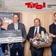 Josef Geisler (Landeshauptmann-Stv.), Matthias Pöschl (Geschäftsführer Agrarmarketing Tirol), Clemens Mair (Geschäftsführer Bauern Produkte Tirol GmbH) und Stefan Jenewein (Studienautor Gesellschaft für angewandte Wirtschaftsforschung) präsentieren die Wertschöpfungsanalyse der „Qualität Tirol“ Produkte im Jahr 2025.