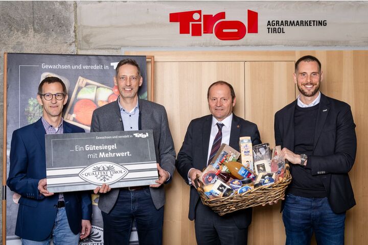 Josef Geisler (Landeshauptmann-Stv.), Matthias Pöschl (Geschäftsführer Agrarmarketing Tirol), Clemens Mair (Geschäftsführer Bauern Produkte Tirol GmbH) und Stefan Jenewein (Studienautor Gesellschaft für angewandte Wirtschaftsforschung) präsentieren die Wertschöpfungsanalyse der „Qualität Tirol“ Produkte im Jahr 2025.