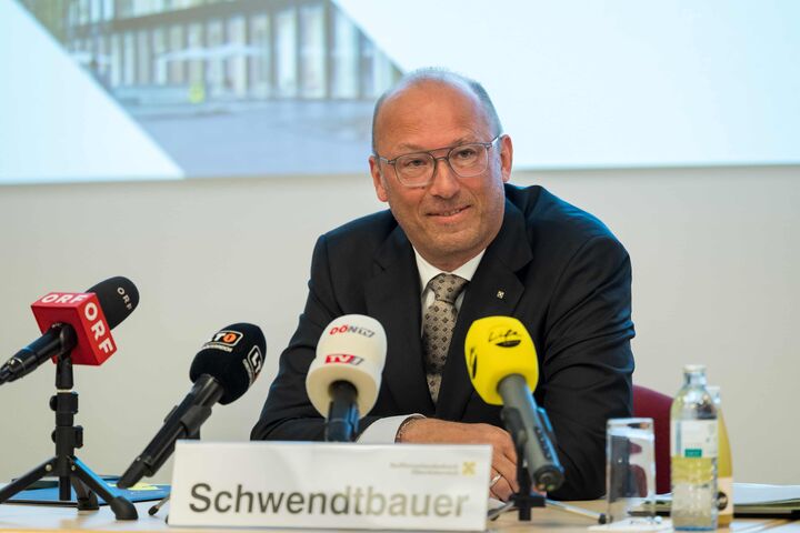RLB OÖ-Generaldirektor Reinhard Schwendtbauer bei Pressekonferenz