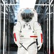 Frontansicht auf einen gehenden Astronauten in komplettem weißen NASA-Raumanzug mit geschlossenem Helm