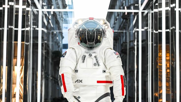 Frontansicht auf einen gehenden Astronauten in komplettem weißen NASA-Raumanzug mit geschlossenem Helm