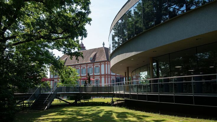 ausschnitt der außenansicht auf ams OSRAM Headquarters in premstätten, steiermark, im grünen