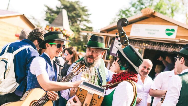 musikerInnen in tracht unterhalten sich auf steiermark frühling in wien 2026