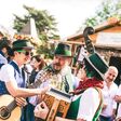 musikerInnen in tracht unterhalten sich auf steiermark frühling in wien 2026
