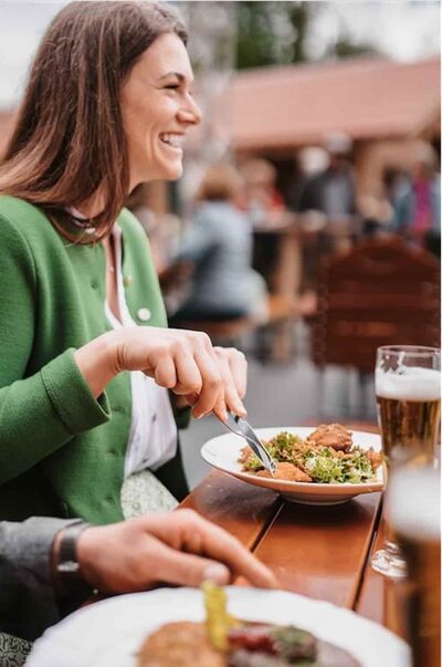 frau genießt backhendlsalat beim steiermark frühling in wien 2026
