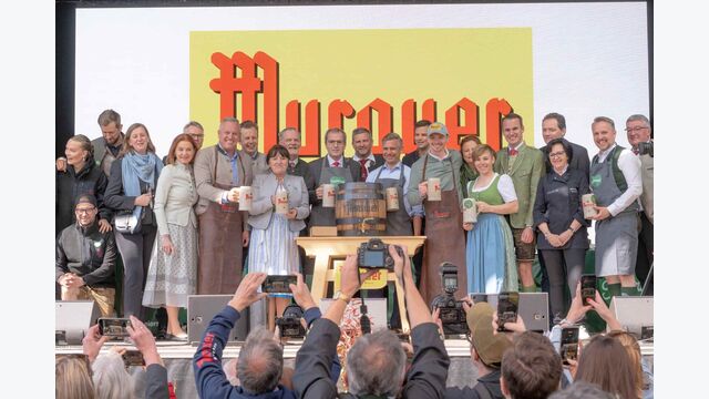 Bieranstich beim steiermark frühling in wien 2026: bei großem Murauer Bier transparent und riesen-fass stehen Josef Rieberer (Vorstand Murauer Bier), Rainer Stelzer (Vorstand Raiffeisen Landesbank), Skistars Nici Schmidhofer und Laurie Taylor aus England mit Landeshauptmann Mario Kunasek am Schlägel und Landtagspräsident Christian Meidlinger.