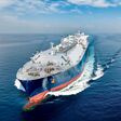 großer lng tanker fährt durch den ozean unter blauem himmel