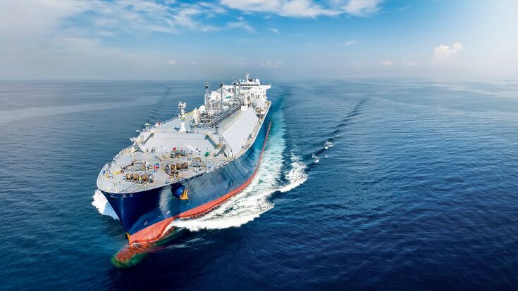 großer lng tanker fährt durch den ozean unter blauem himmel